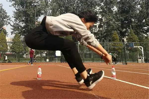 体育考试怎么跳远？别慌，手把手教你从零到满分