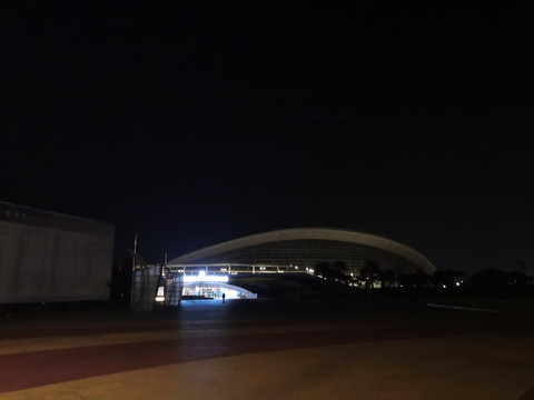 体育厂夜景怎么拍照？我试了五个晚上，终于琢磨出这些门道