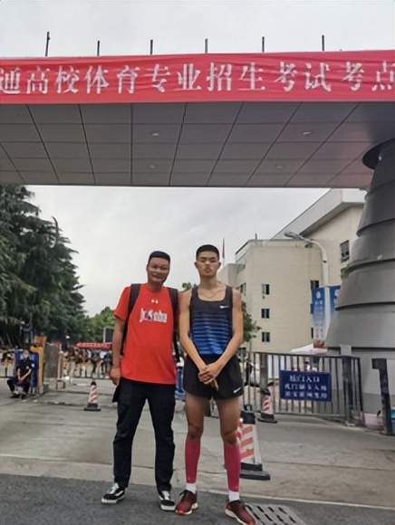 体育生是怎么上学的？一边练到腿软，一边背到秃头